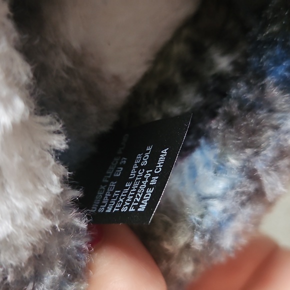 🩶💕SKIMS FLEECE SLEEP UNISEX SLIPPERS MULTI PLAID 37 - Picture 5 of 6